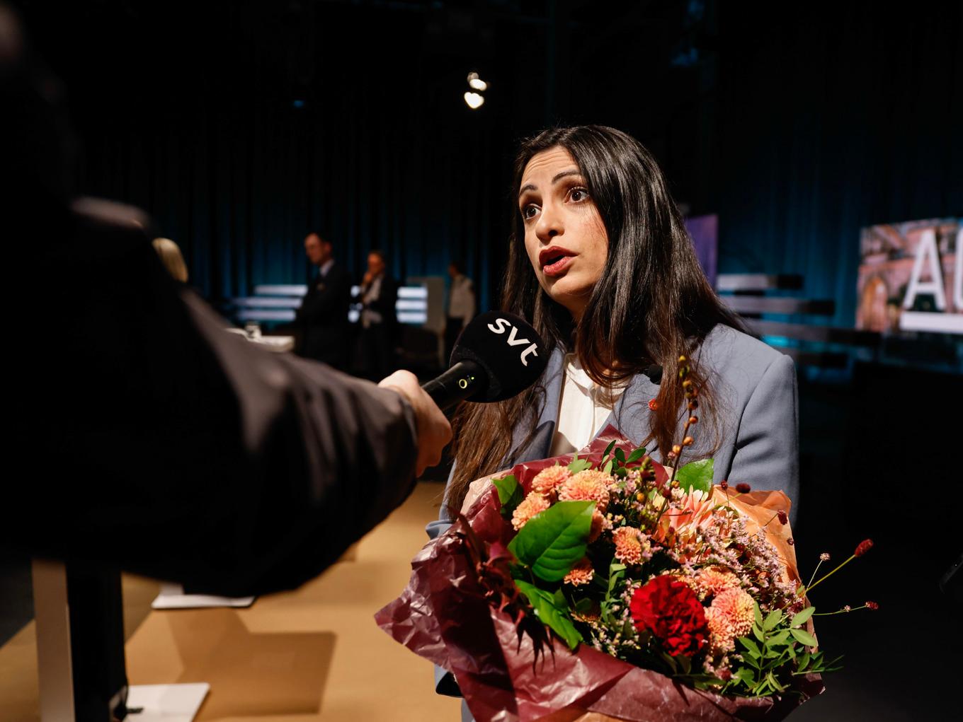 Vänsterpartiets partiledare Nooshi Dadgostar intervjuas efter söndagskvällens partiledardebatt i SVT:s Agenda. Foto: Caisa Rasmussen/TT