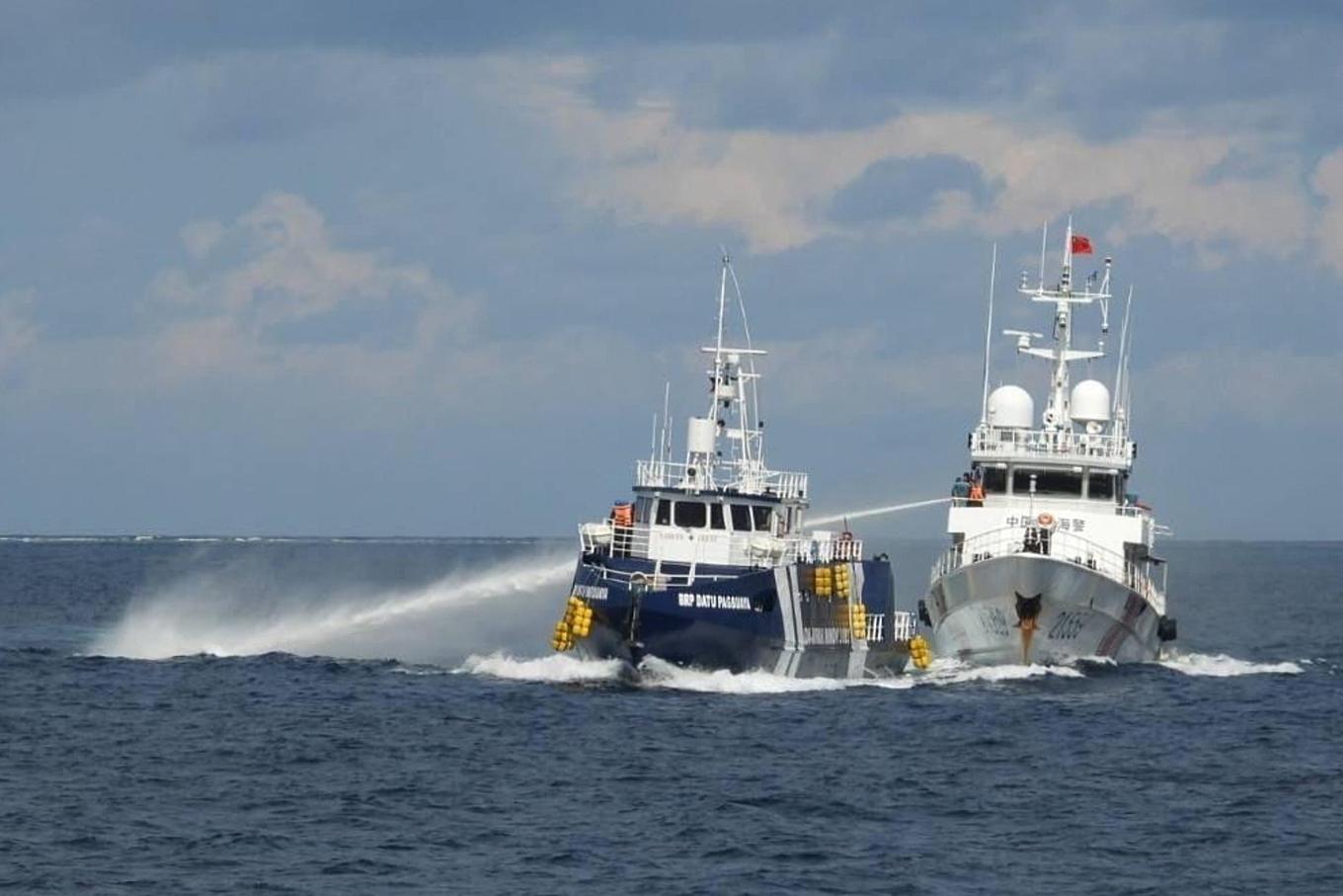 Ett kinesiskt fartyg har rammat ett filippinskt fartyg och beskjutit det med vattenkanon i Sydkinesiska havet, uppger den filippinska kustbevakningen. Foto: Den filippinska kustbevakningen via AP/TT