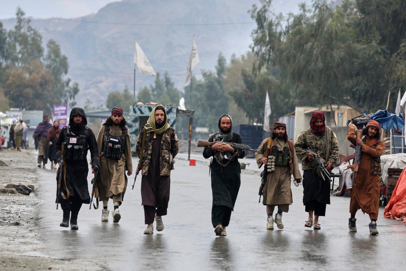 Talibanstyrkor på patrull i Torkham, Afghanistan, nära gränsen till Pakistan, tidigare i år. Efter de senaste oroligheterna har gränsövergången stängts. Foto: Shafiullah Kakar/AP/TT