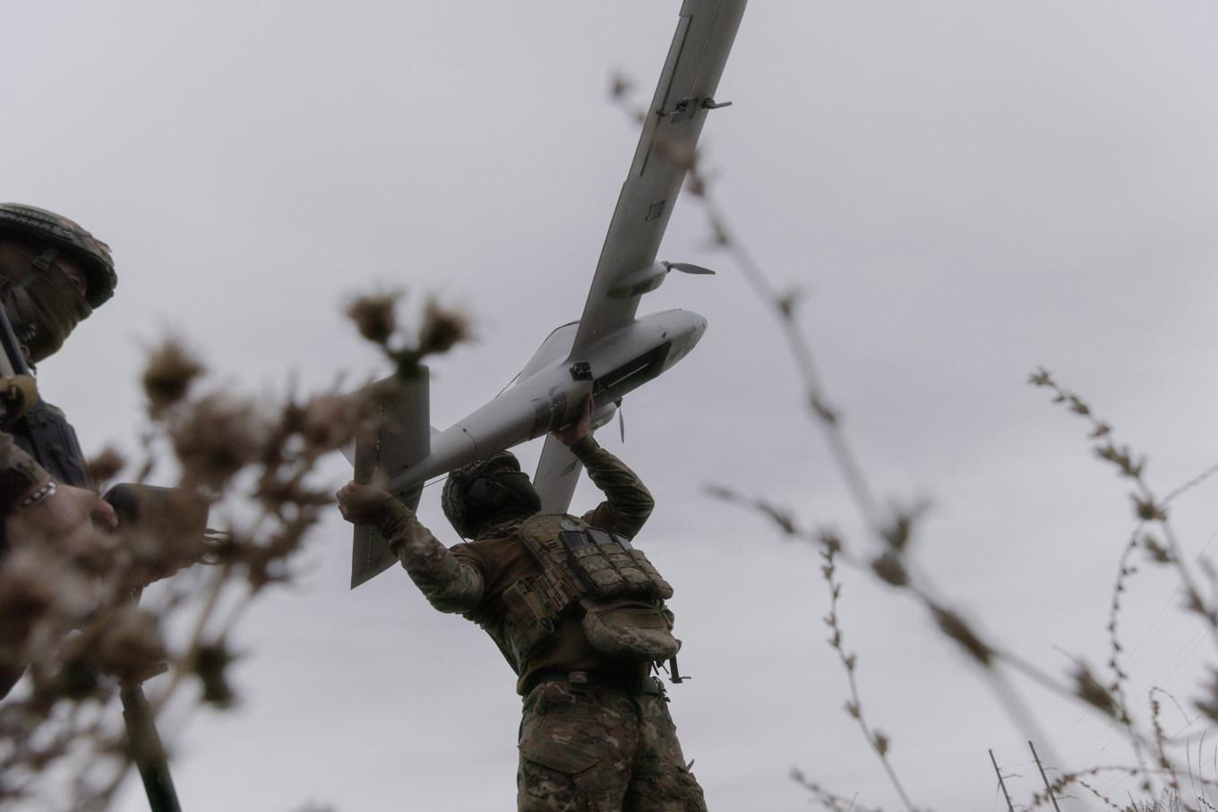 Ukrainska soldater skjutsar i väg en drönare av modell "Avenger" i gränsregionen Charkiv. Bilden togs den 24 september. Foto: Jevhen Titov/AP/TT