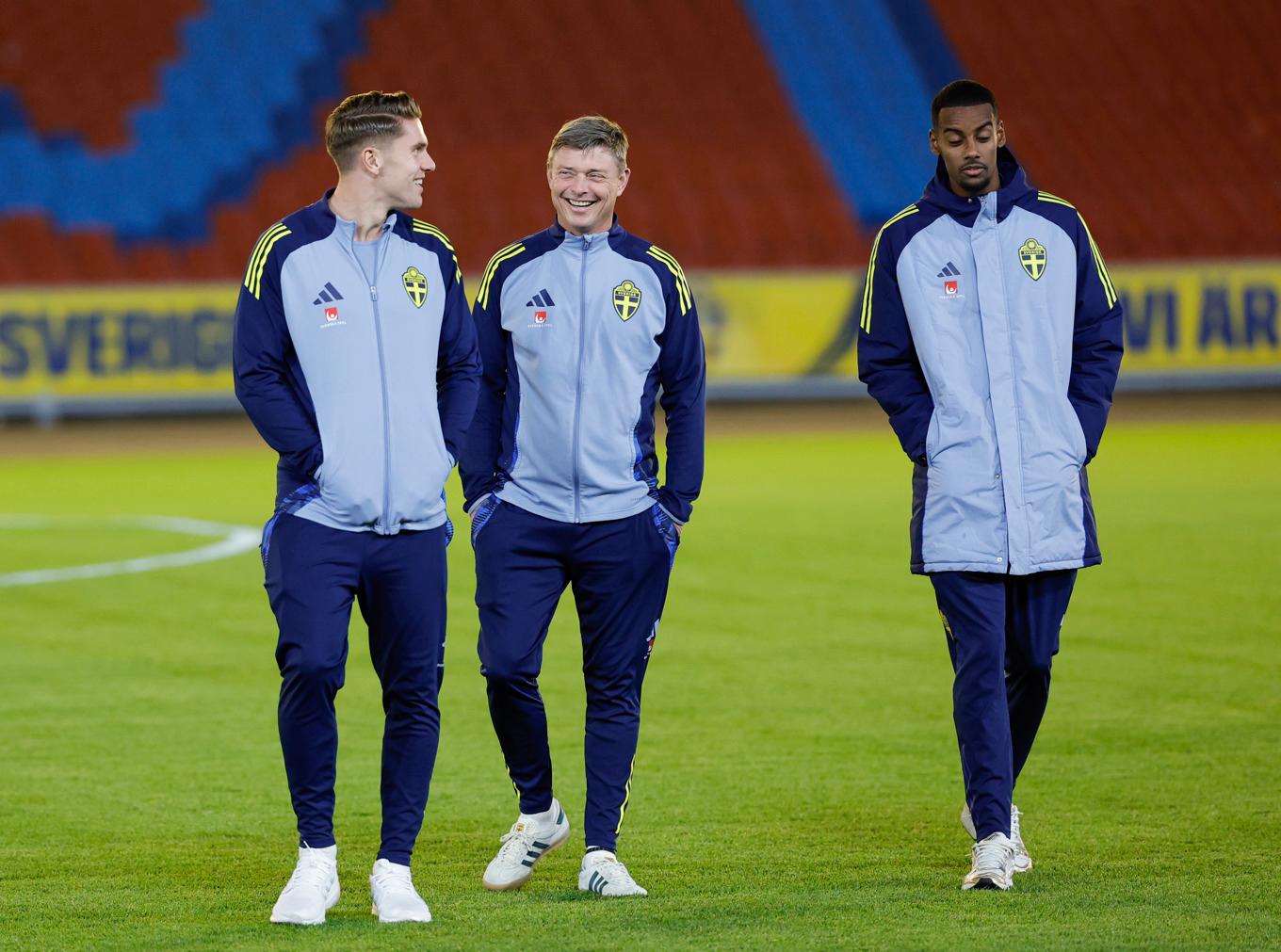 Viktor Gyökeres, förbundskapten Jon Dahl Tomasson och Alexander Isak inspekterar gräsmattan på Ullevi. Foto: Adam Ihse/TT