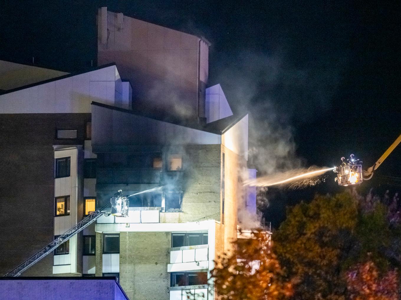 Räddningstjänsten arbetar med att släcka en brand i Landskrona. Foto: Johan Nilsson / TT