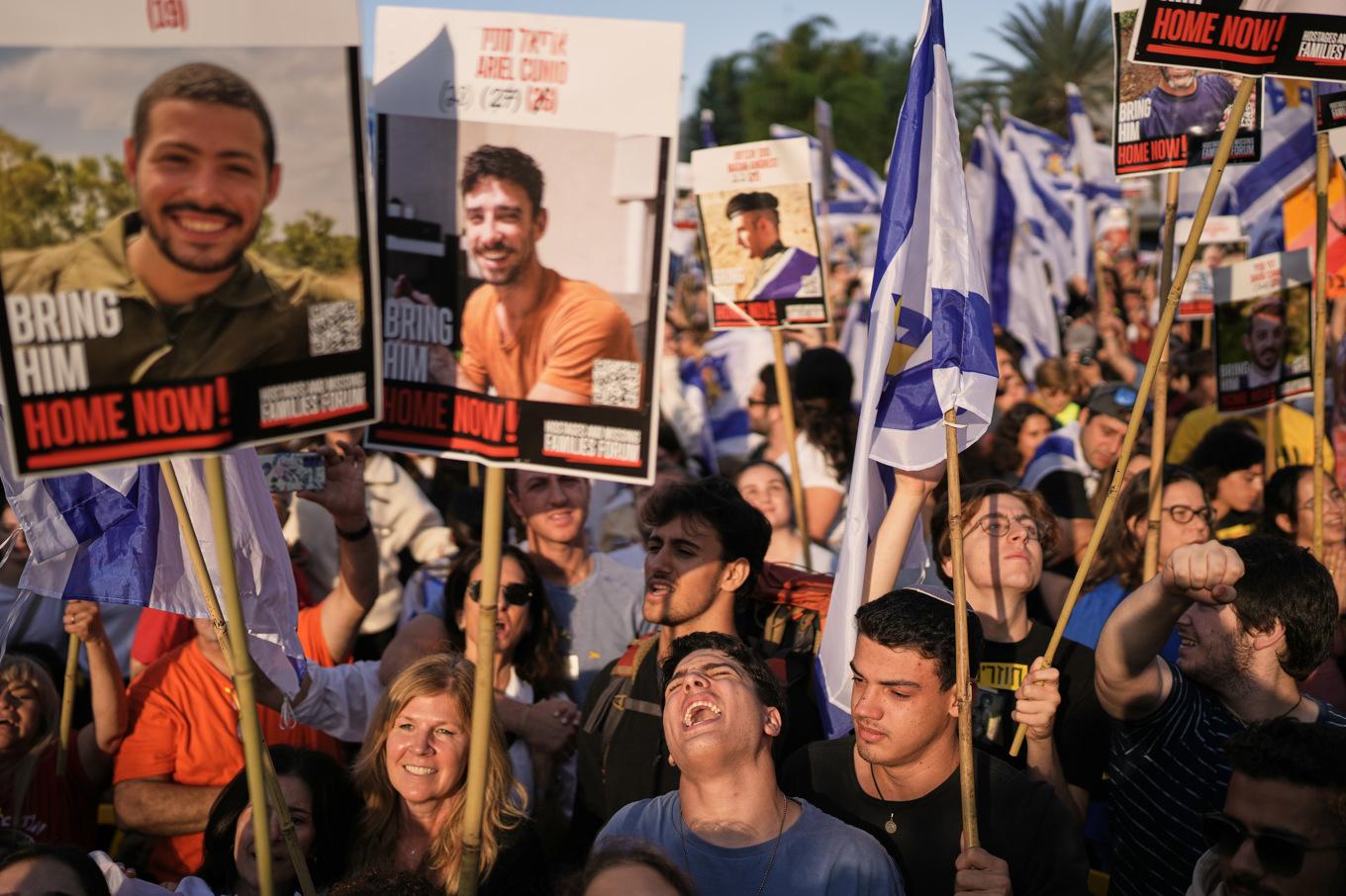 Israeler följer Hamas frigivning av gisslan i Gaza via storbildsskärm i Tel Aviv. Foto: Oded Balilty/AP/TT