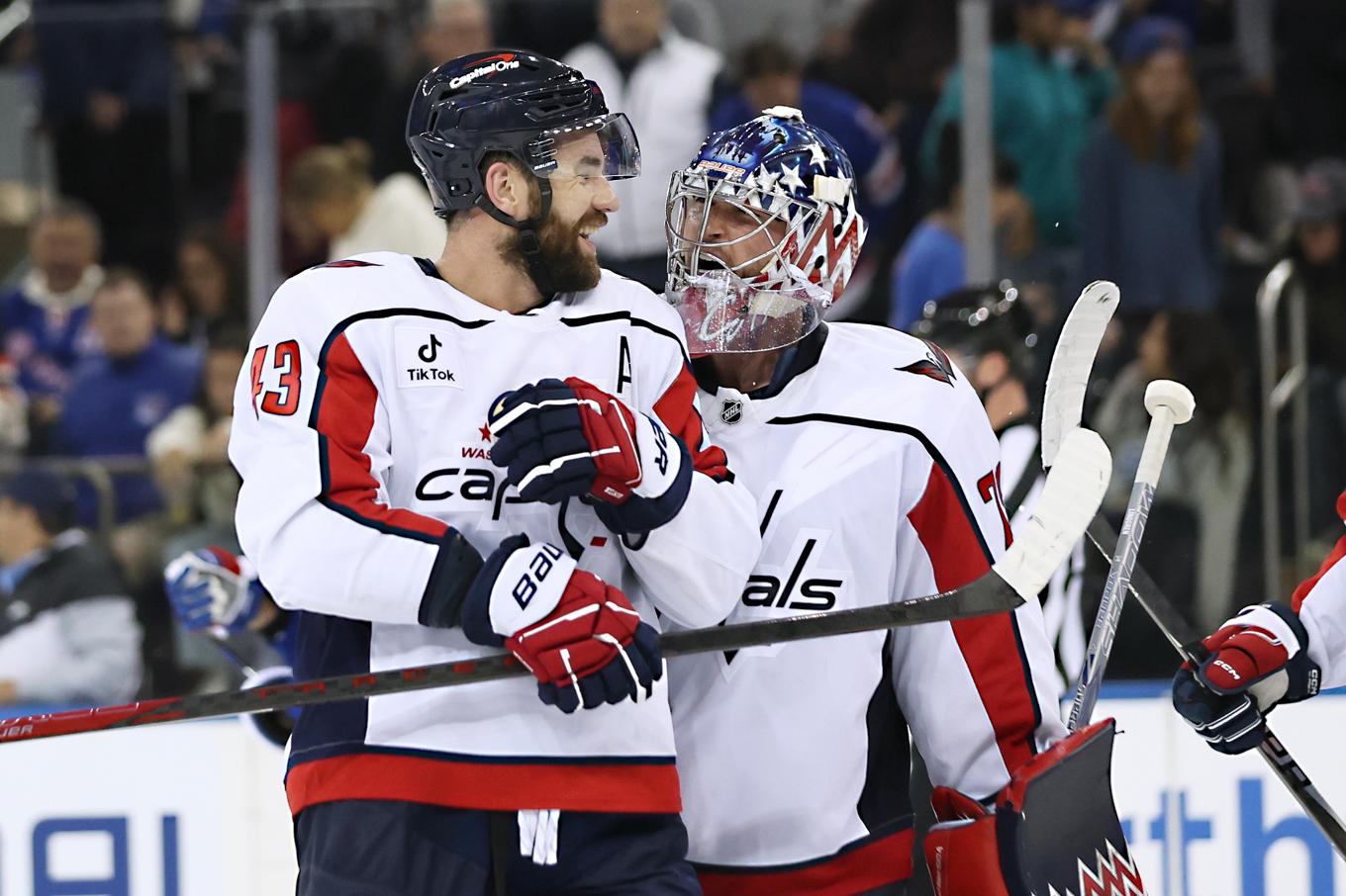 Washingtons Tom Wilson tillsammans med målvakten Charlie Lindgren efter vinsten. Foto: Heather Khalifa/AP/TT