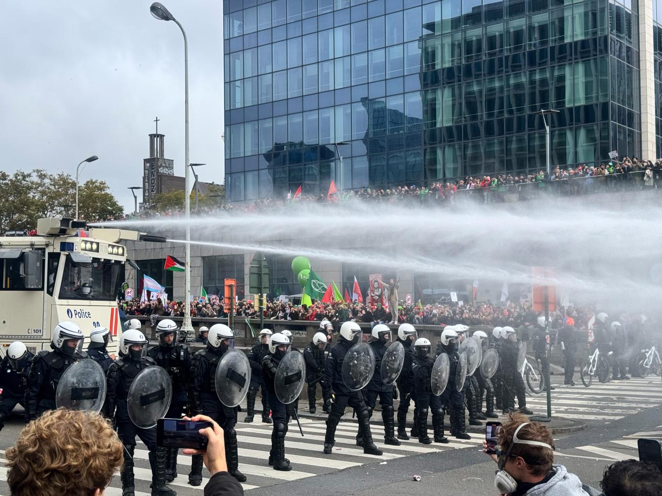 På gatorna i Bryssel har polis använt tårgas och vattenkanoner mot demonstranter som protesterar mot föreslagna nedskärningar i statens välfärdsprogram. Foto: Sylvain Plazy/AP/TT