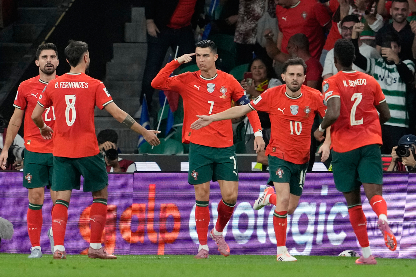 Superstjärnan Cristiano Ronaldo stod för två mål mot Ungern och blev historisk. Foto: Armando Franca/AP/TT