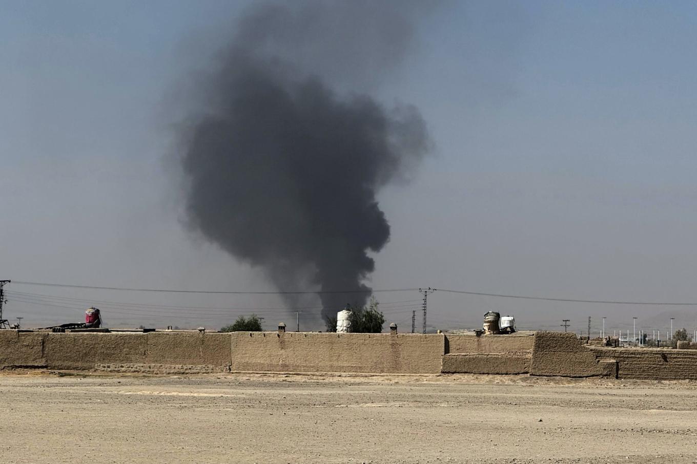 Rök stiger efter en granatexplosion i gränsområdet mellan Pakistan och Afghanistan, nära pakistanska Chaman. Foto: H. Achakzai/AP/TT