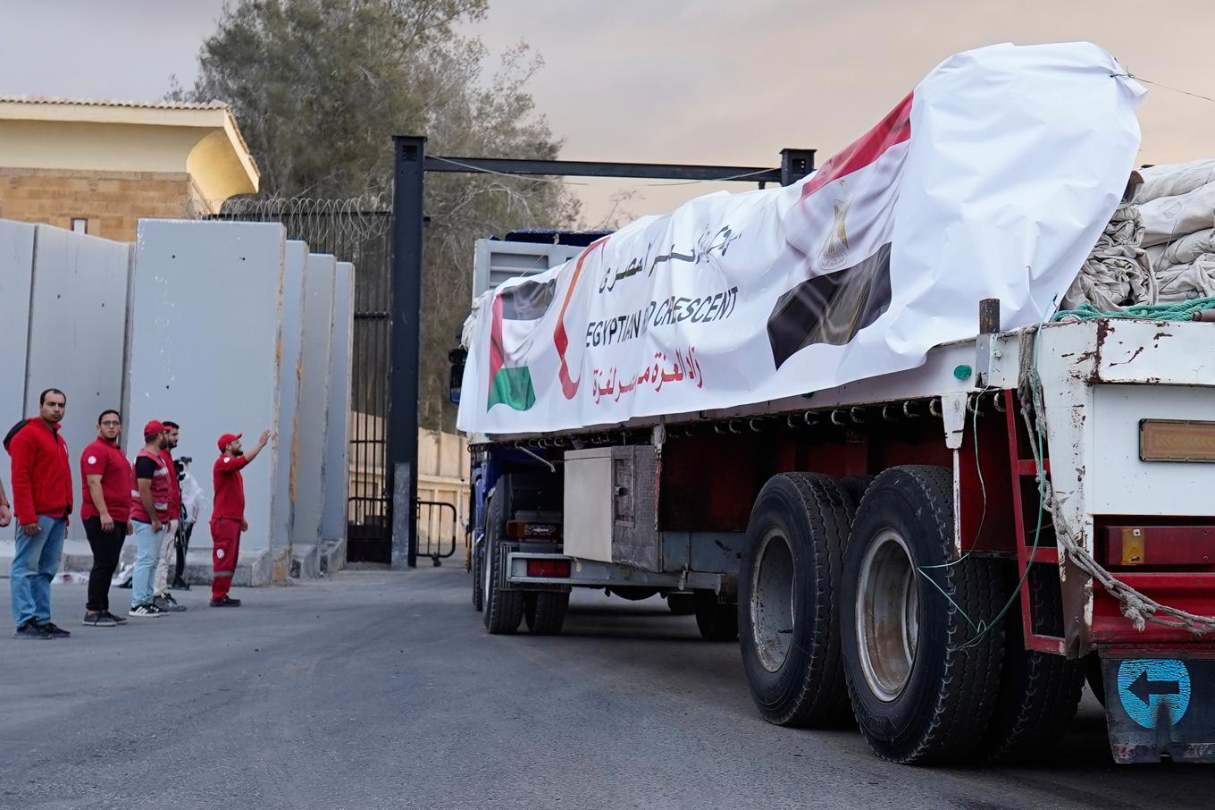 Lastbilar från Egyptiska Röda Halvmånen vid gränsövergången vid Rafah i söndags. Foto: Mohammed Arafat/AP/TT