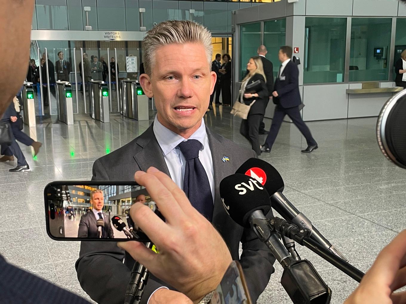 Försvarsminister Pål Jonson på väg in till onsdagens Nato-möte i Bryssel. Foto: Wiktor Nummelin/TT