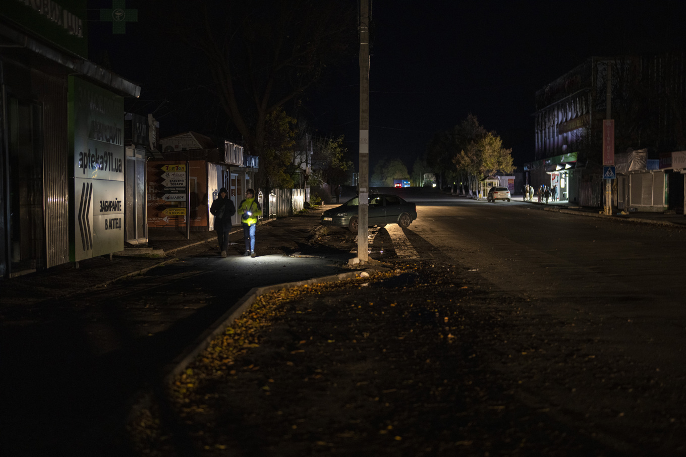 Människor promenerar i mörkret i Borodjanka nordväst om Kiev sedan strömmen slagits ut i ryska attacker. Arkivbild. Foto: Emilio Morenatti/AP/TT