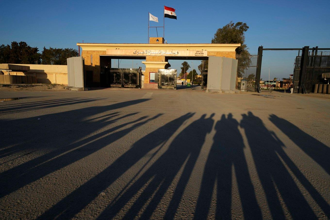 Rafahövergången har mestadels varit stängd under kriget. Bild från februari i år. Foto: Amr Nabil/AP/TT