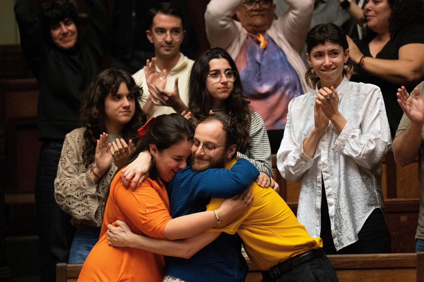 Människor firar att Uruguay legaliserar dödshjälp. Foto: Matilde Campodonico/AP/TT