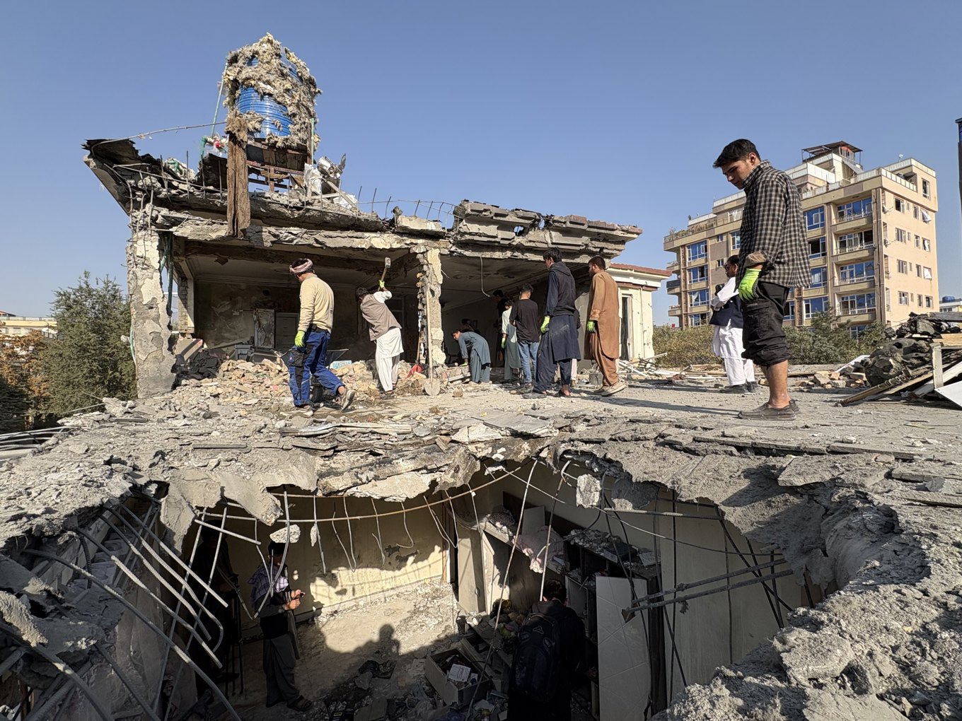Ruiner efter en pakistansk drönarattack i Kabul, Afghanistan i onsdags. Foto: Siddiqullah Alizai/AP/TT