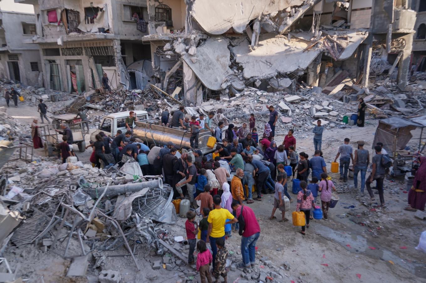 Palestinier hämtar vatten från en lastbil i Gaza stad. Bild från i torsdags. Foto: Jehad Alshrafi/AP/TT