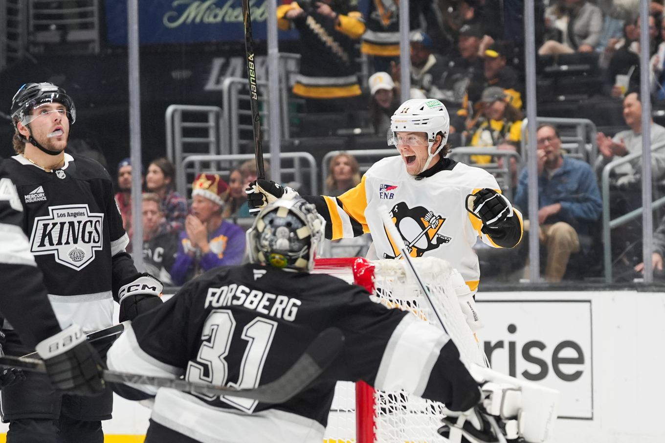Pittsburghforwarden Filip Hållander jublar efter att ha gjort sitt första NHL-mål i karriären. Foto: Jae C. Hong/AP/TT