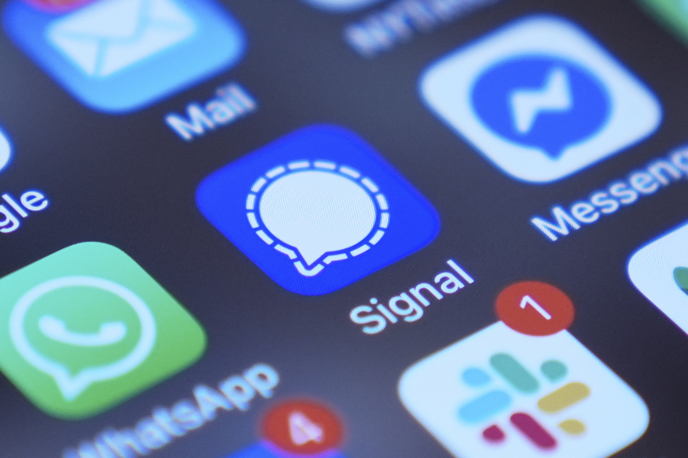 Chattarna om mordplanerna ska ha förts över den krypterade appen Signal, efter det att pojken svarat på en annons om "jobb" på Snapchat. Foto: Kiichiro Sato/AP/TT