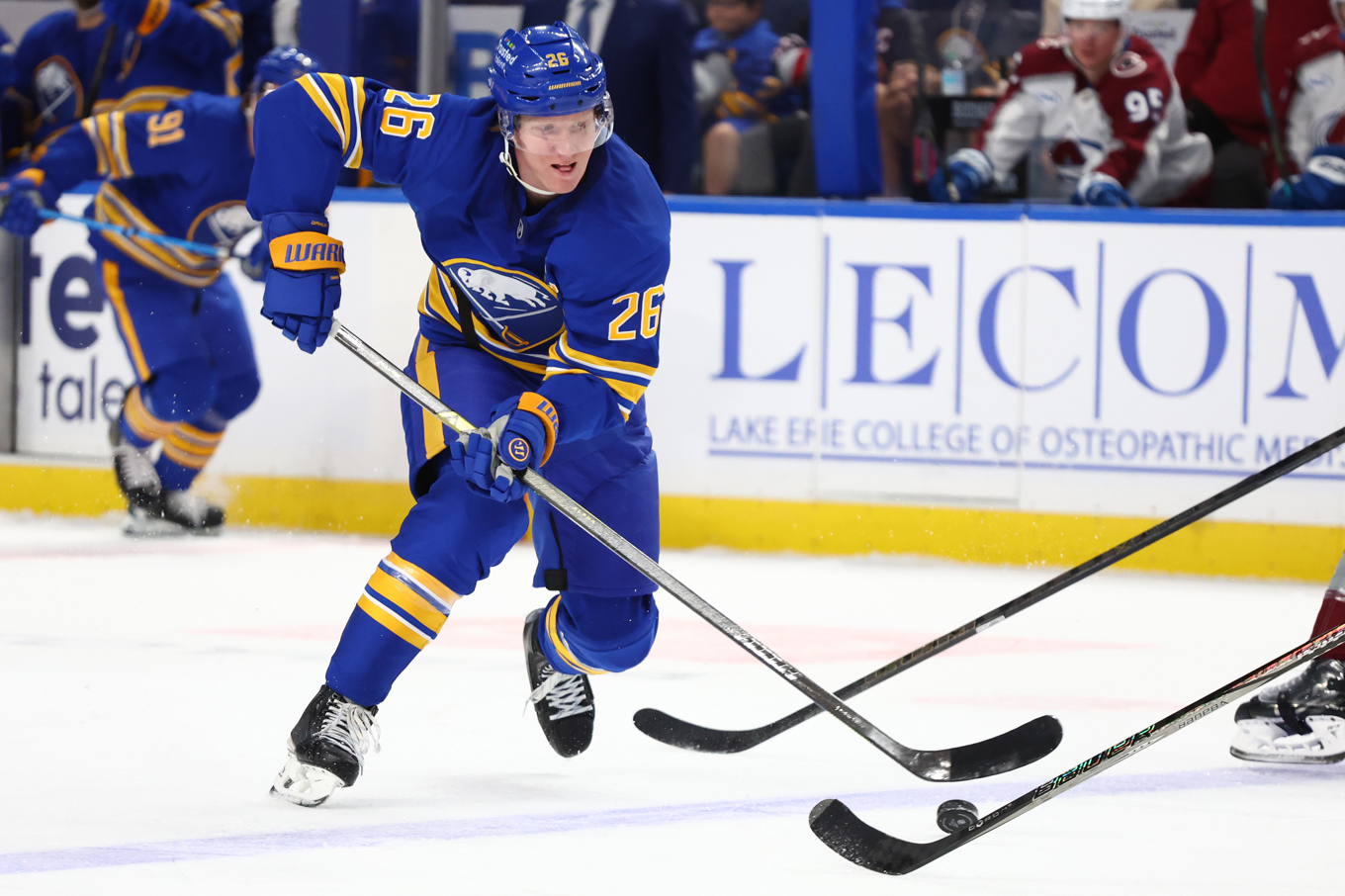 Rasmus Dahlin fick sin hjälm förstörd av Brad Marchand i matchen mellan Buffalo och Florida. Arkivbild. Foto: Jeffrey T. Barnes/AP/TT