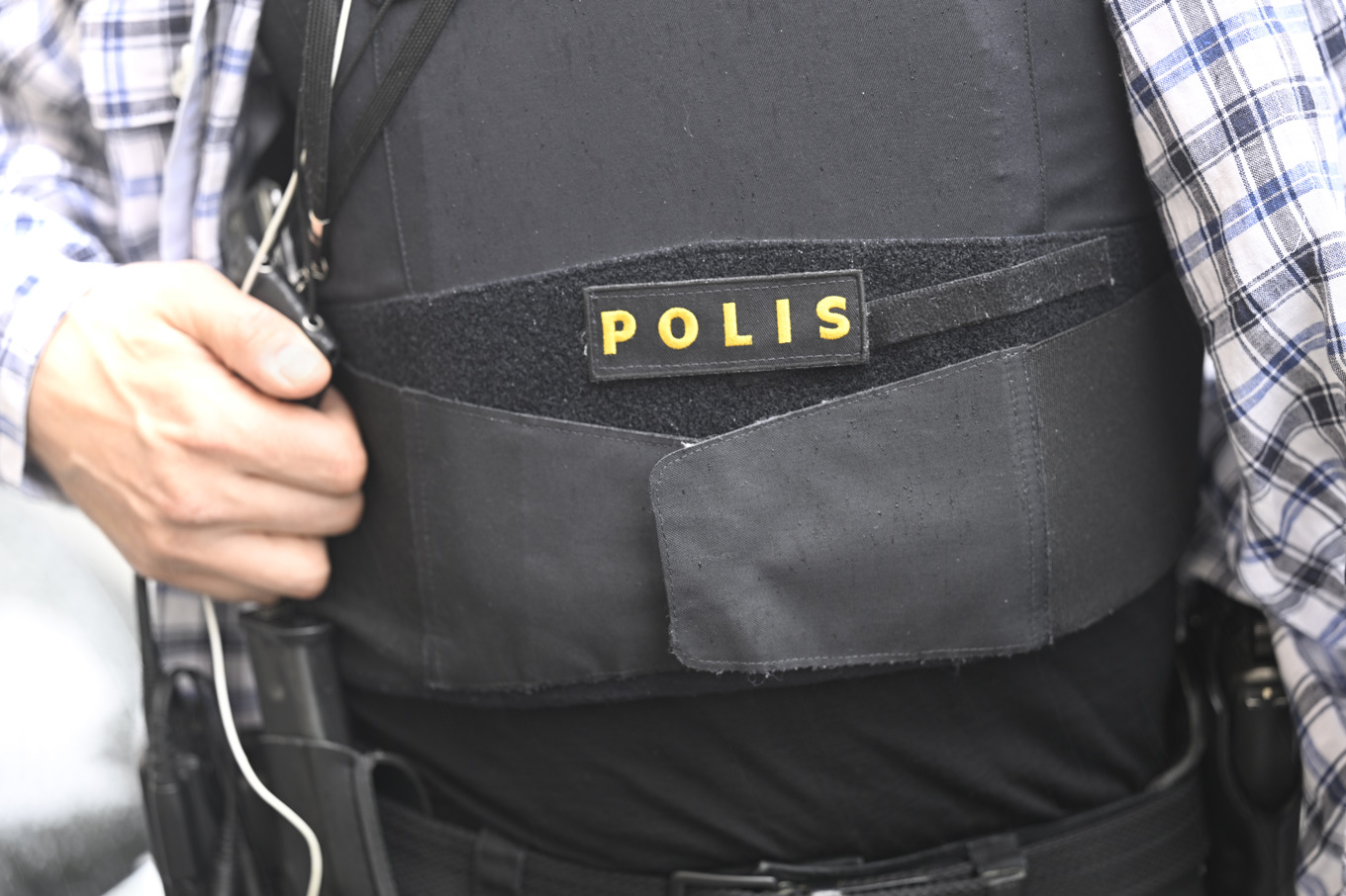 En man kom till sitt förhör klädd i en tröja med polisemblem. Bilden föreställer en riktig polis. Arkivbild. Foto: Fredrik Sandberg/TT