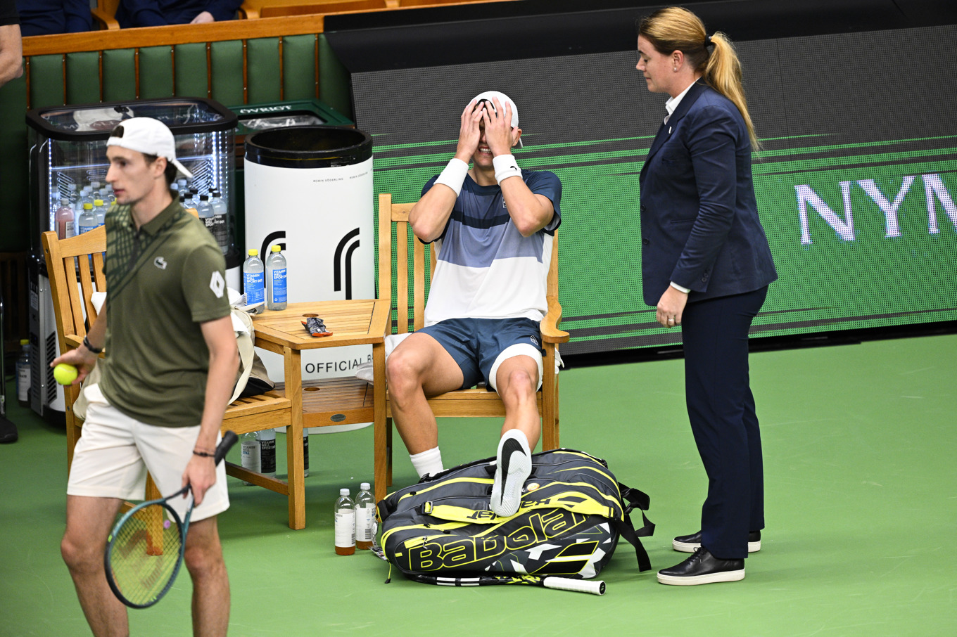 En bedrövad Holger Rune fick bryta semifinalen i Nordic Open mot Ugo Humbert. Foto: Anders Wiklund/TT