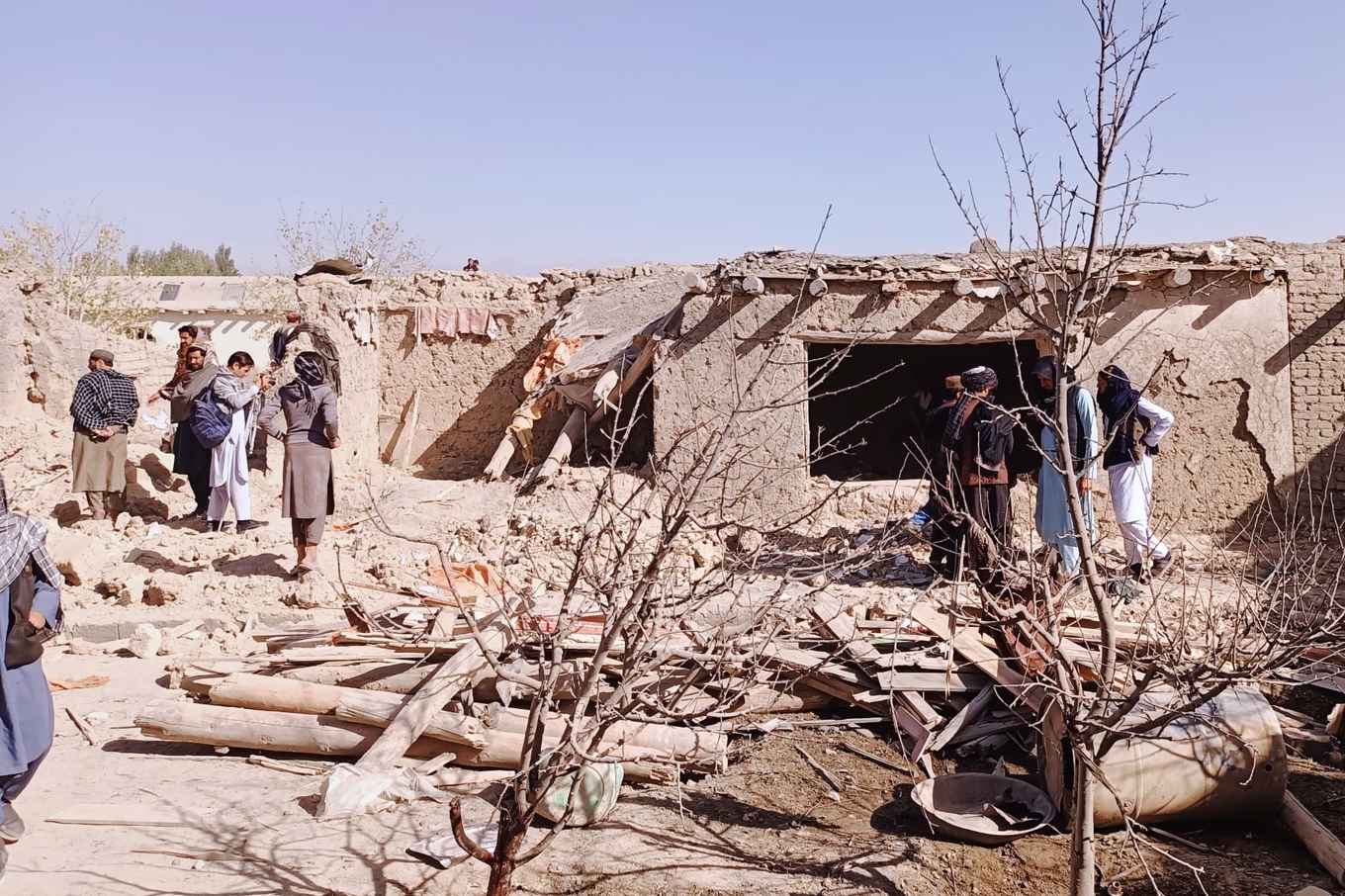 Boende i östra Afghanistan undersöker platsen efter en attack som tillskrivs Pakistan. Bild från lördagen. Foto: Shafiqullah Mashaal/AP/TT