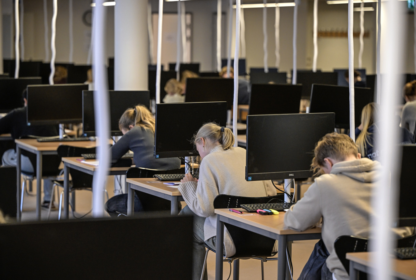 Höstens högskoleprov genomförs på söndagen. 72 735 personer är anmälda. Bild från 2023. Foto: Anders Wiklund/TT