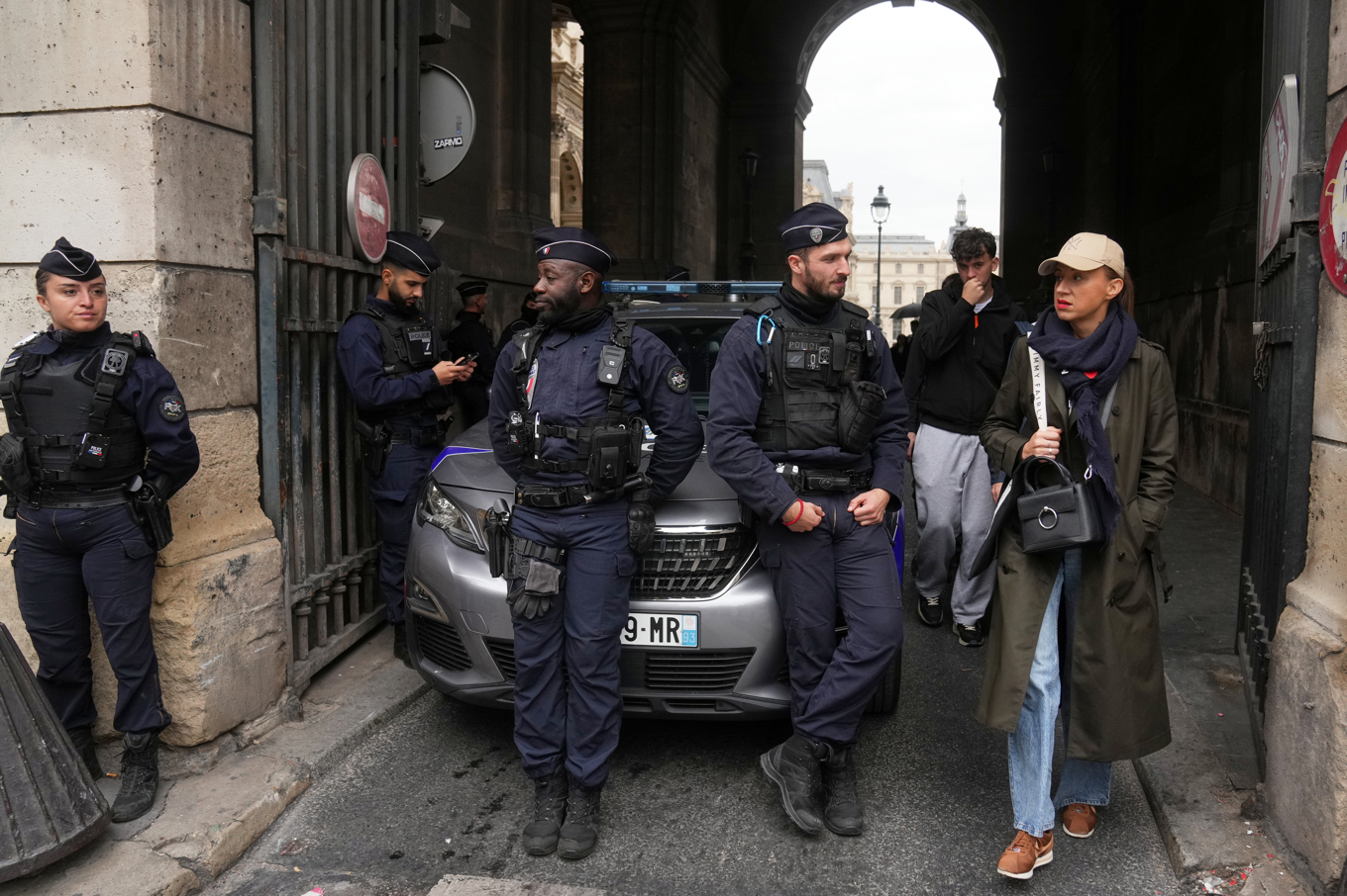 Poliser bevakar ingången till Louvren i Paris efter söndagens stöld. Foto: Thibault Camus/AP/TT