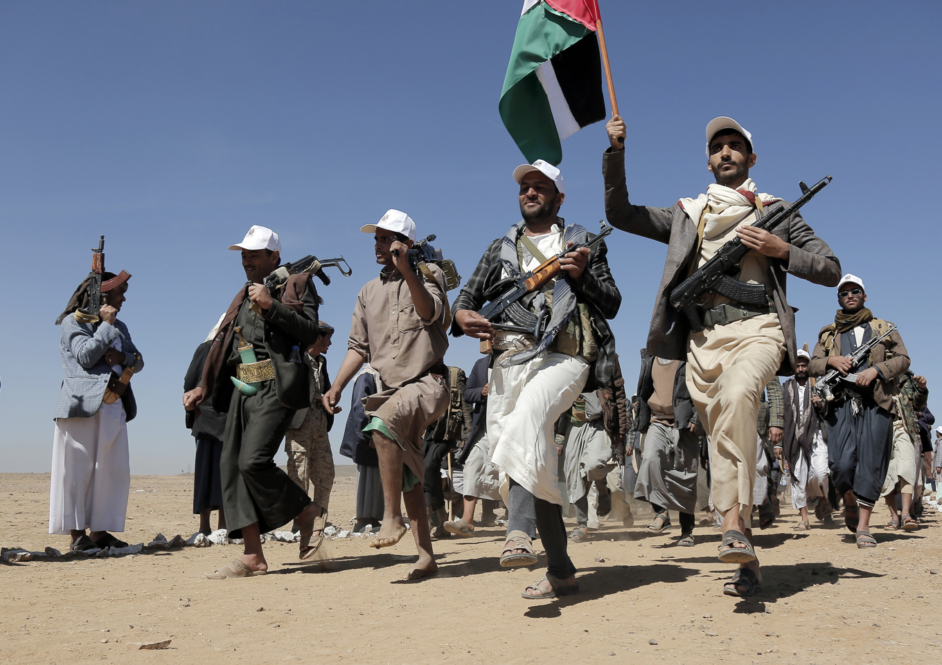 Medlemmar i Huthirörelsen demonstrerar utanför Jemens huvudstad Sanaa till stöd för Gaza. Bilden är tagen i januari 2024. Foto: AP/TT