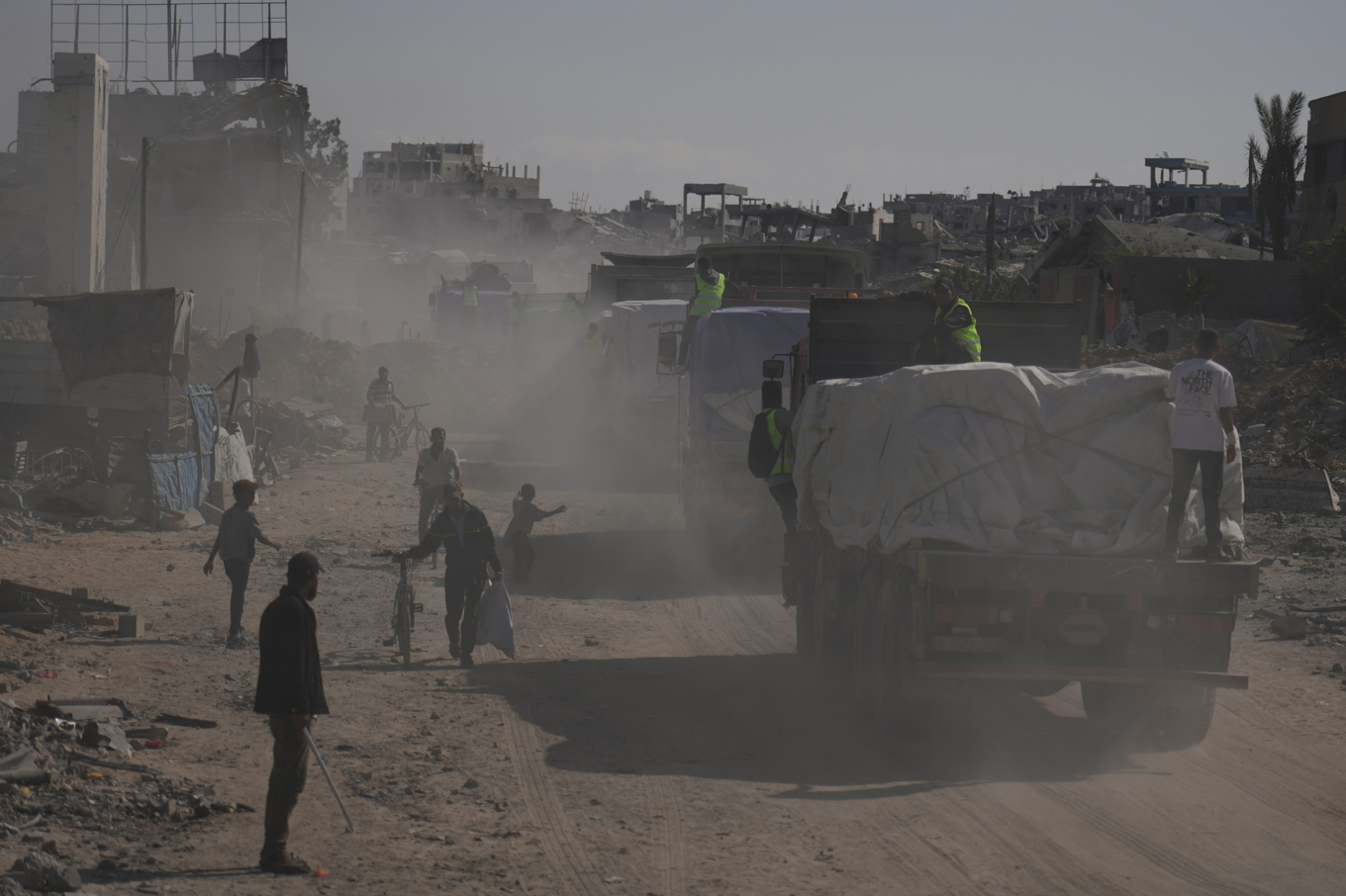 Lastbilar med nödhjälp som åkte in till Gaza tidigare under söndagen. Gränsövergångarna har nu stängts. Foto: Jehad Alshrafi/AP/TT
