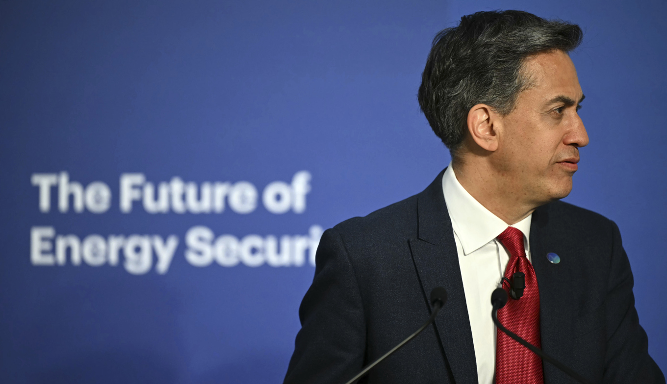 Energiminister Ed Miliband och den brittiska regeringen har sjösatt en nationell plan för att möte efterfrågan på nya jobb i den gröna sektorn. Arkivbild. Foto: Justin Tallis/Pool via AP/TT