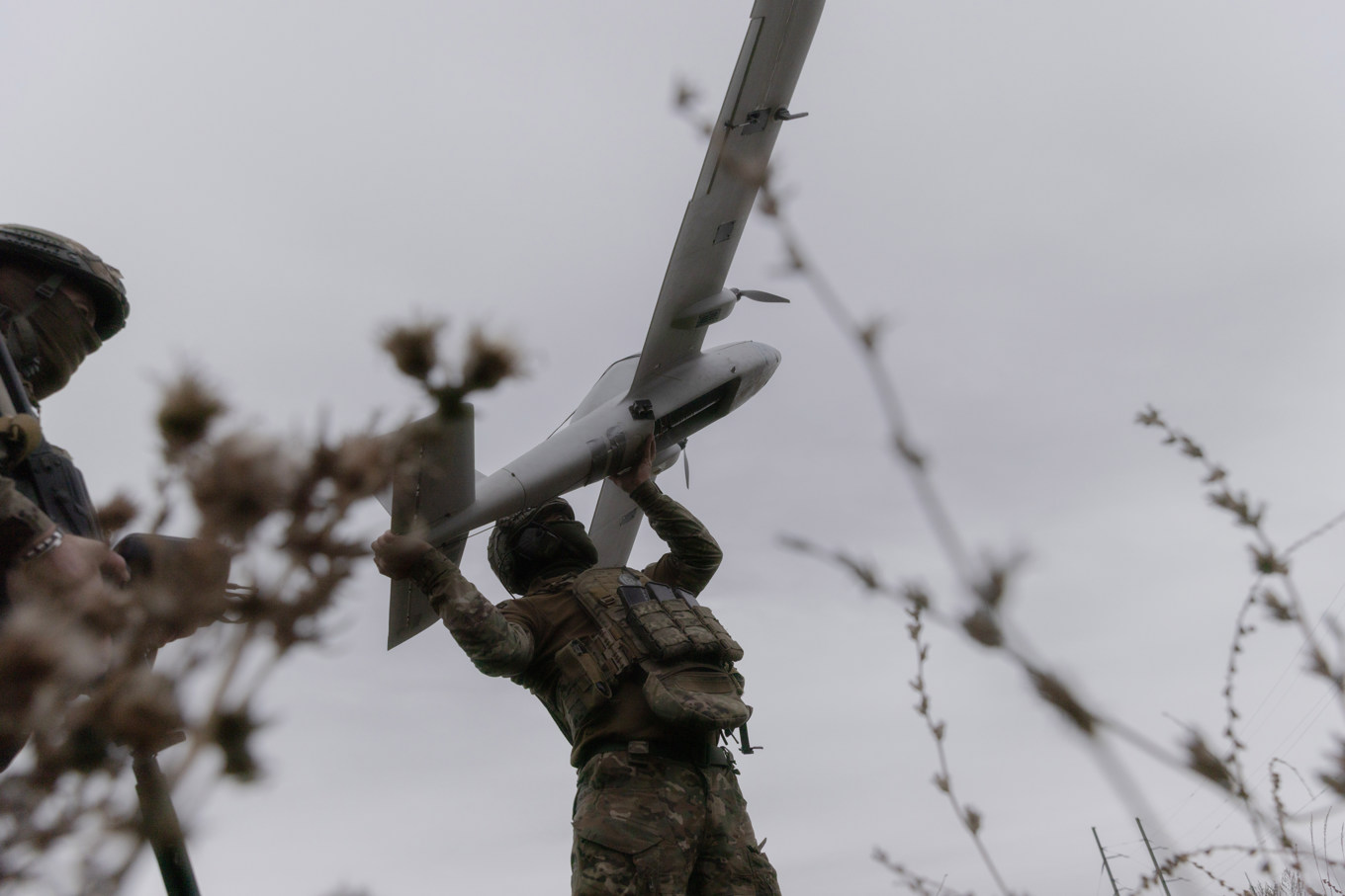 En ukrainsk soldat hanterar en drönare i Kharkiv-regionen i östra Ukraina. Arkivbild. Foto: Yevhen Titov/AP/TT