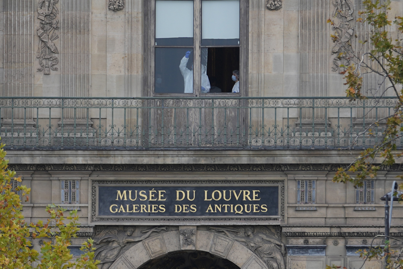 Sju minuter behövde tjuvarna för att fullborda juvelkuppen på Louvren i Paris. Foto: Thibault Camus/AP/TT