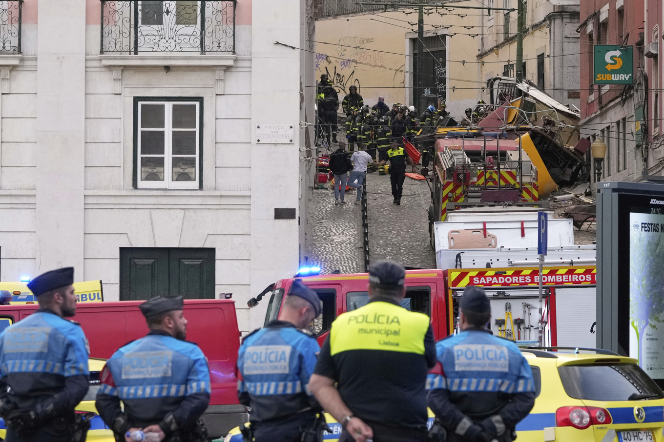 Räddningsarbetare vid platsen där den dödliga bergbanekraschen i Lissabon inträffade den 3 september. Foto: Armando Franca/AP/TT