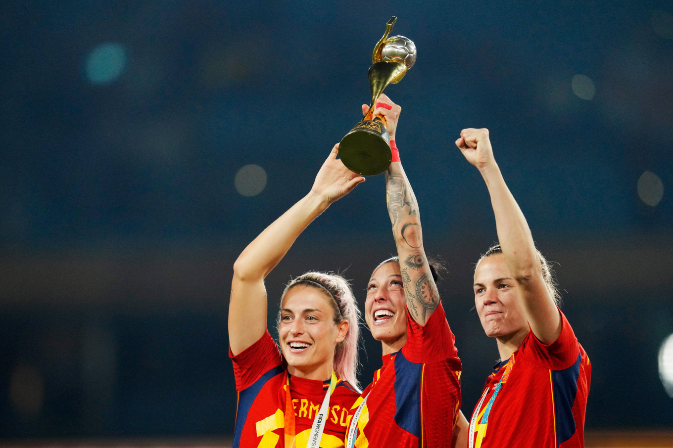 Alexia Putellas, Jennifer Hermoso och Irene Paredes, från vänster, firar Spanien seger i senaste VM 2023. Arkivbild. Foto: Abbie Parr/AP/TT