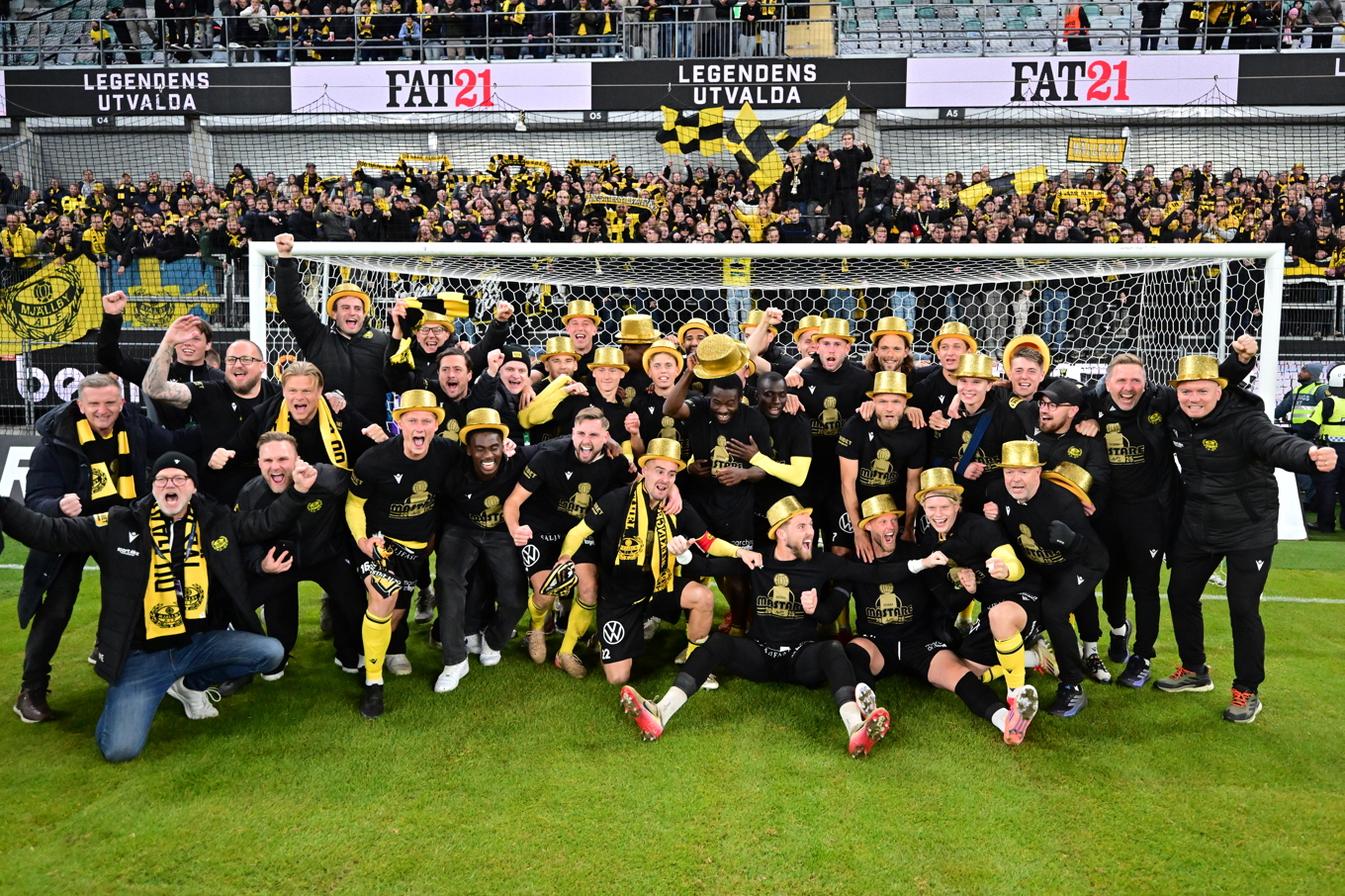 Mjällby firar SM-guldet på Gamla Ullevi i Göteborg. Foto: Björn Larsson Rosvall/TT
