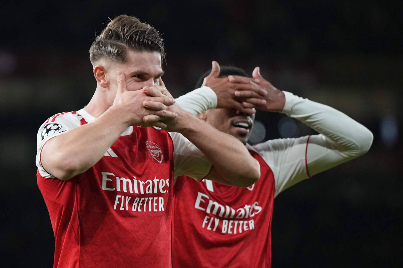 Viktor Gyökeres, till vänster, fick plocka fram sin målgest när han bröt måltorkan i Arsenals storseger över Atletico Madrid i Champions League. Foto: Alastair Grant/AP/TT