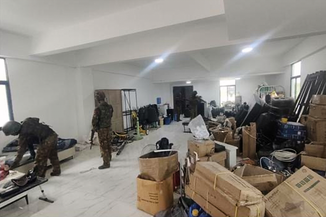 Bild från tillslaget mot ett centrum för nätbedrägerier, på en bild som släppts av Myanmars militärjunta. Foto: Myanmars militärs informationsavdelning via AP/TT