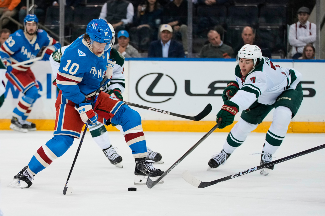 New York Rangers Artemi Panarin uppvaktas av Minnesotas Brock Faber. Foto: Frank Franklin II/AP/TT