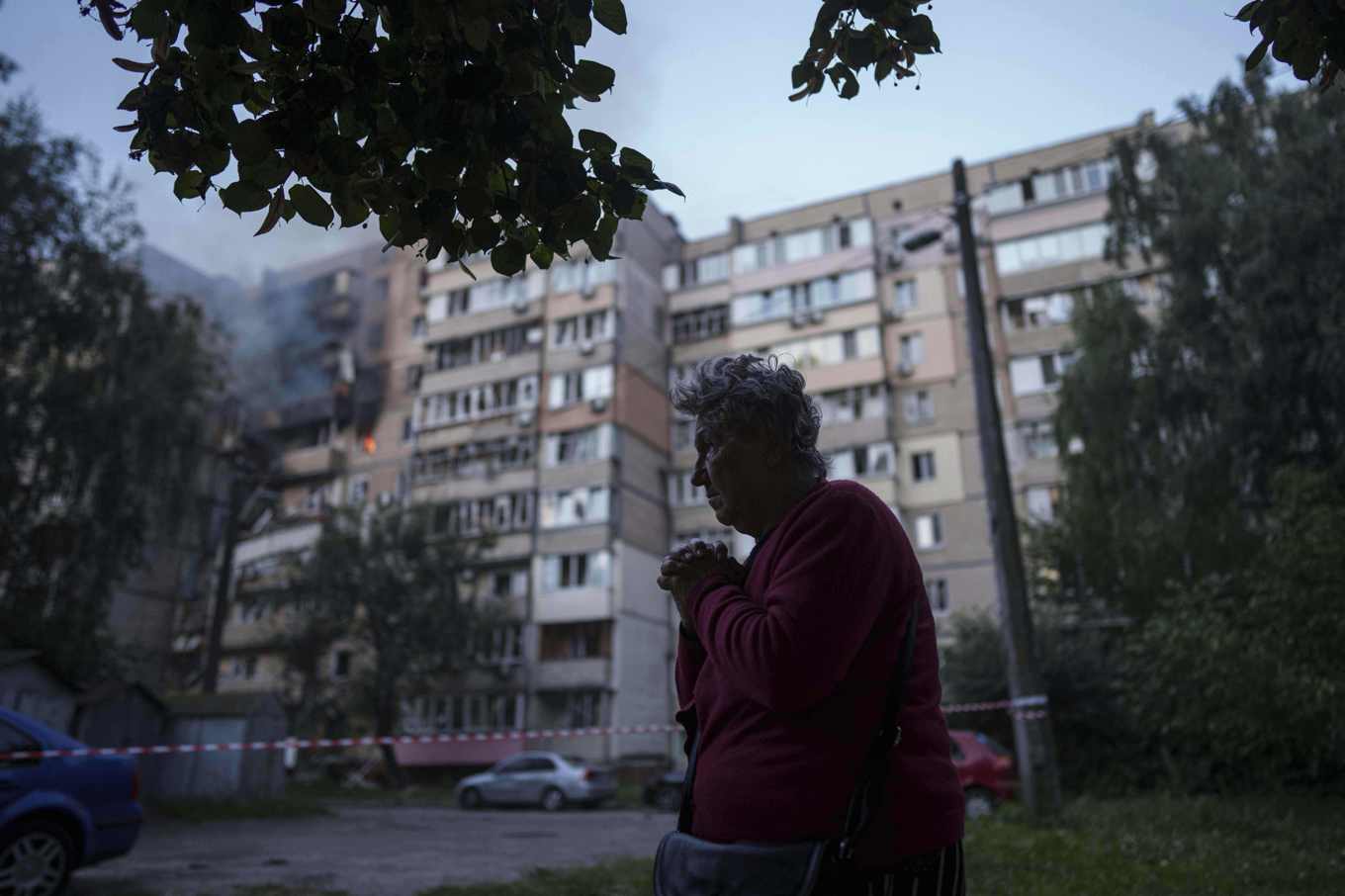En kvinna som evakuerades när ett flerfamiljshus i Kiev bombades i början av september. Arkivbild. Foto: Evgeniy Maloletka/AP/TT