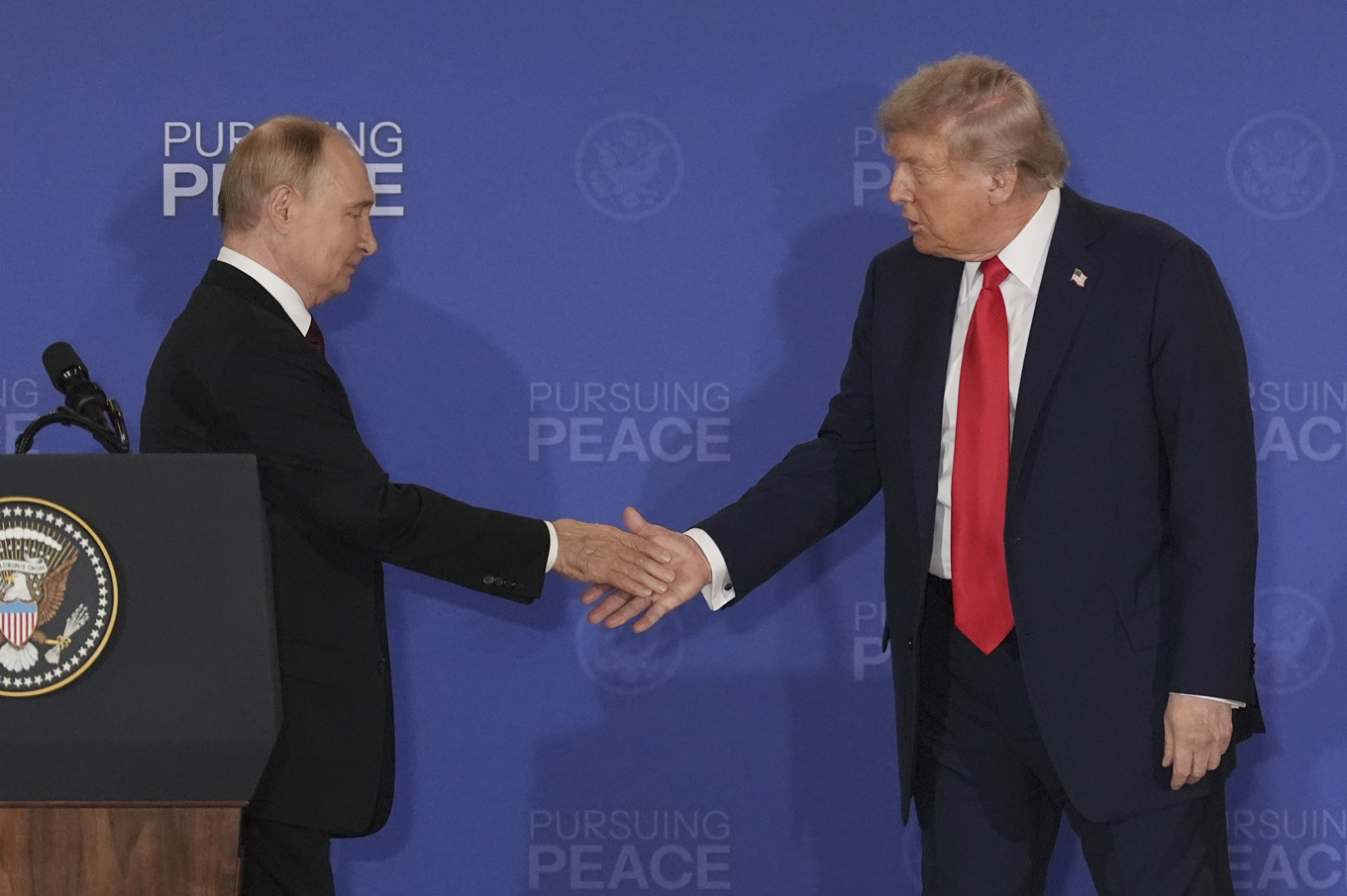 Ryssland president Vladimir Putin och USA:s president Donald Trump skakar hand under ett fredsmöte i Alaska den 15 augusti – ett möte som inte resulterade i några avtal. Foto: Jae C Hong/AP/TT