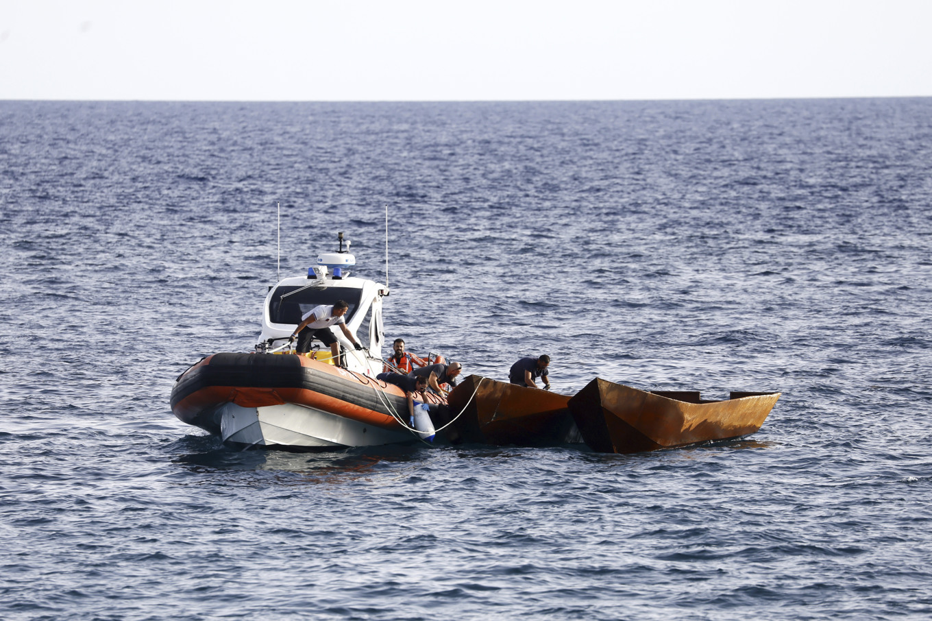 Räddningsaktion efter att en båt förlist mellan Italien och Tunisien. Arkivbild. Foto: Cecilia Fabiano/AP/TT