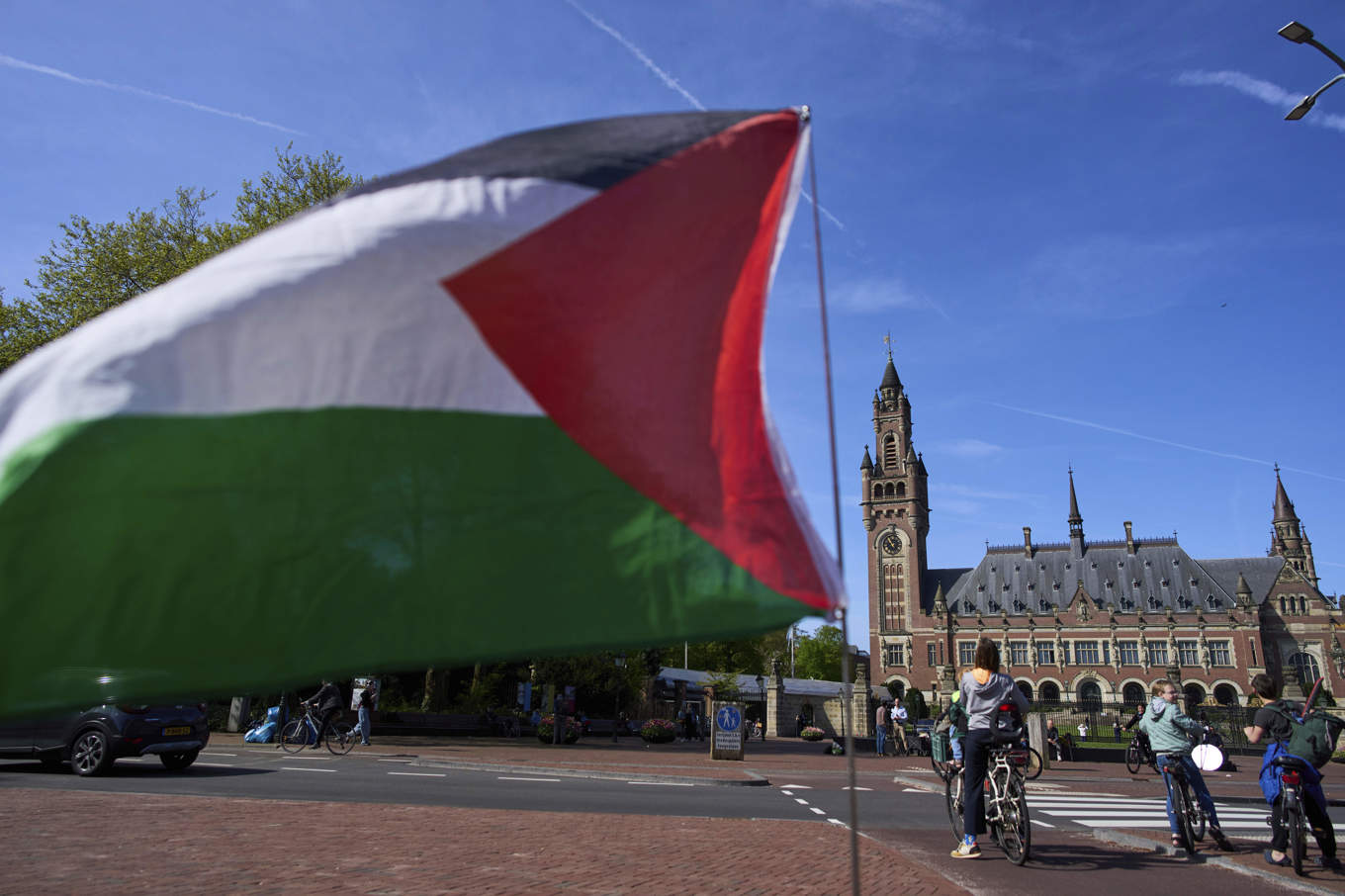 En palestinsk flagga utanför Internationella domstolen i Haag i april, när domstolen inledde de förhandlingar som lett fram till dagens utslag. Foto: Peter Dejong/AP/TT
