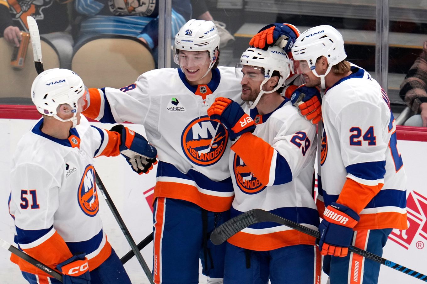 Emil Heineman (51) gjorde sitt tredje mål för säsongen när hans New York Islanders vann för tredje matchen i rad. Foto: Gene J. Puskar/AP/TT