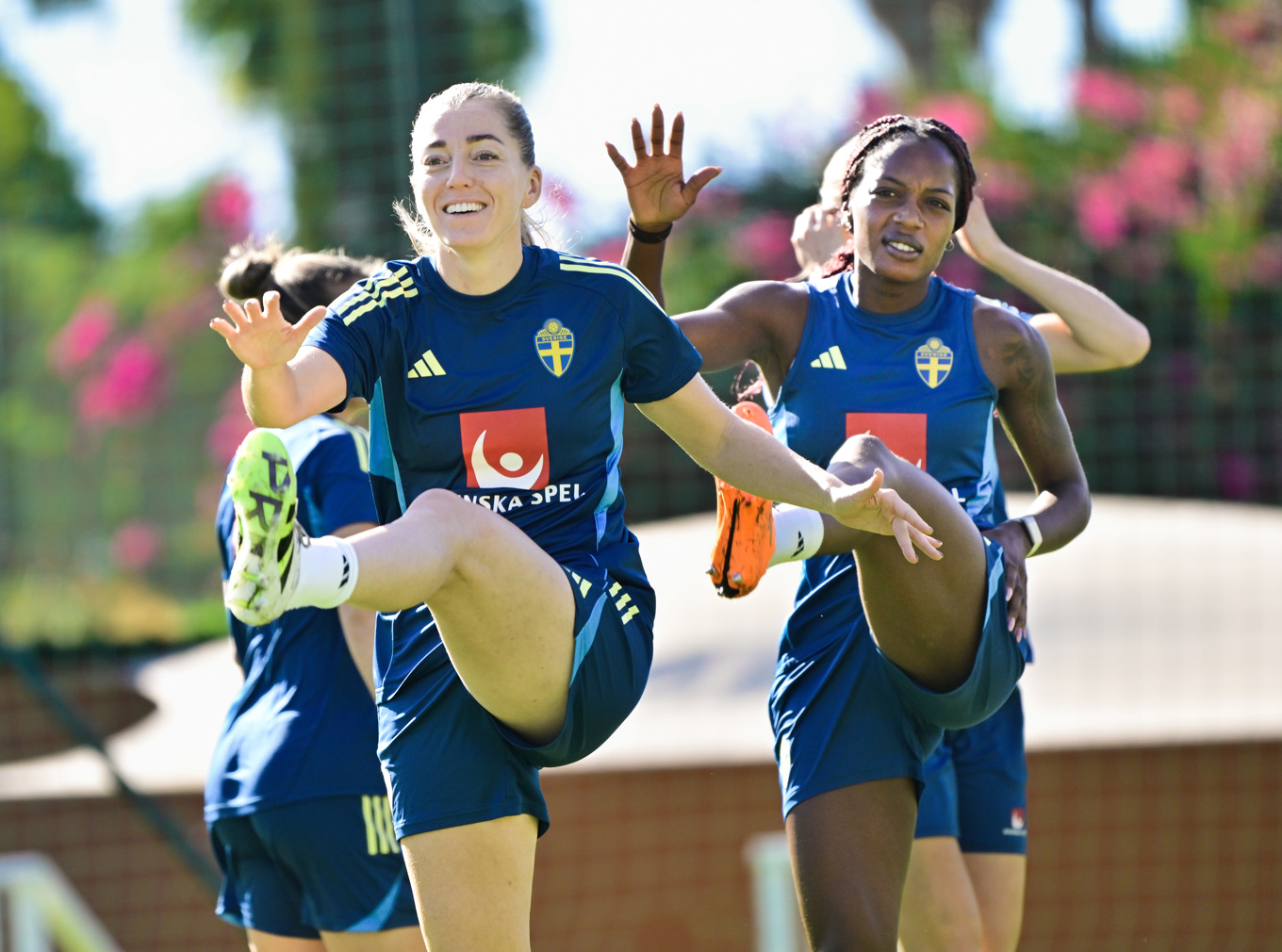 Linda Sembrant och Evelyn Ijeh i aktion under onsdagens träning på träningsanläggningen i La Quinta utanför Marbella. Foto: Jonas Ekströmer/TT