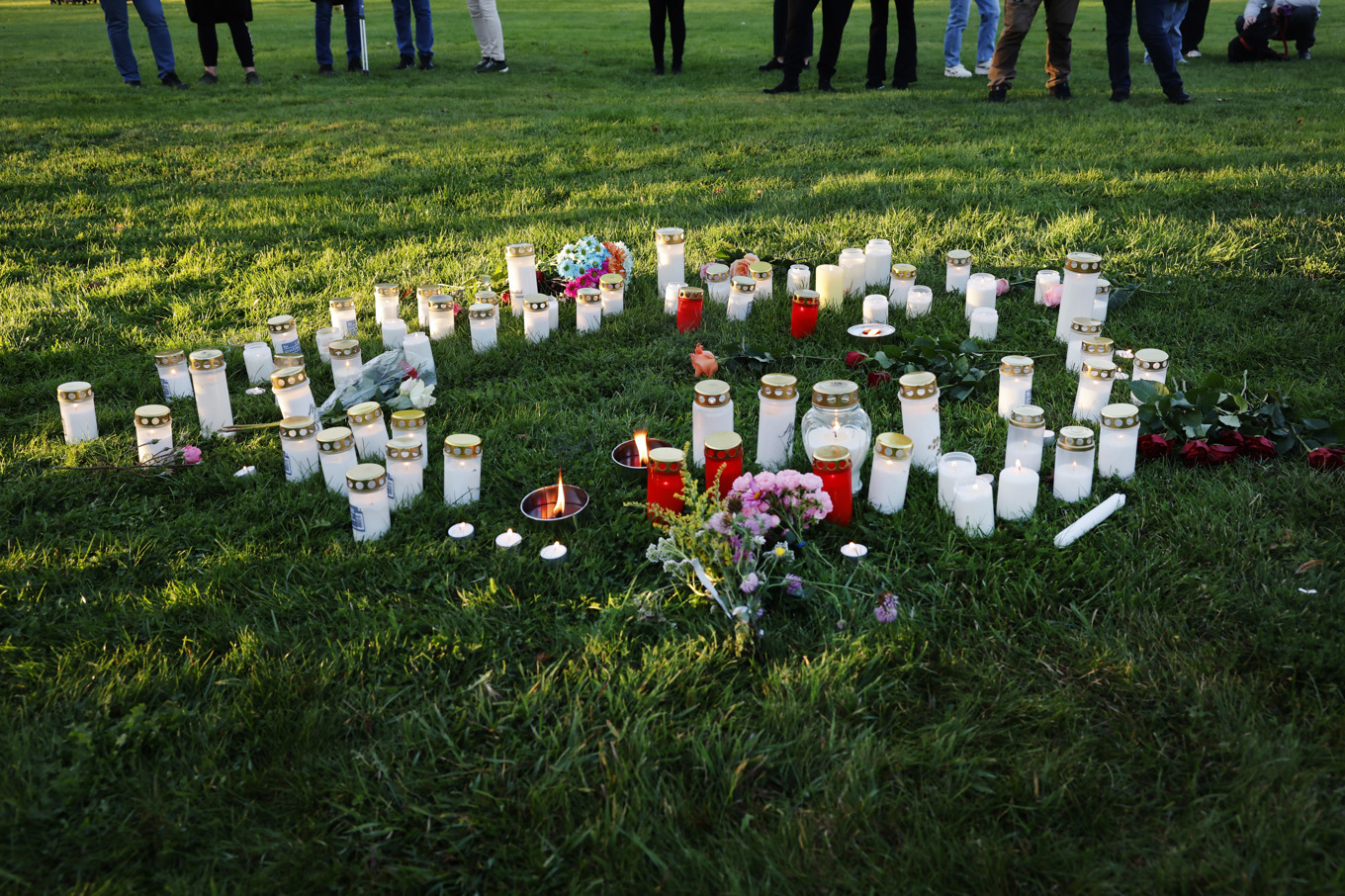 Minnesstund den 21 september i Borgarparken i Hudiksvall för att hedra ambulanssjukvårdaren som dödades i tjänsten i Harmånger. Foto: Mats Andersson/TT