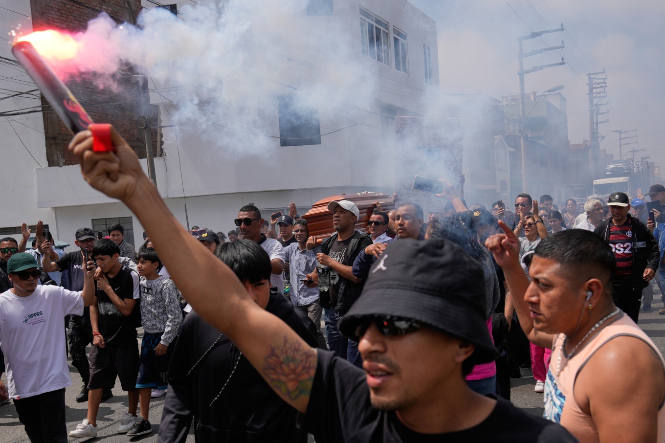 En demonstrant dödades av polis under en protest i Lima. Bild från i helgen. Foto: Martin Mejia/AP/TT