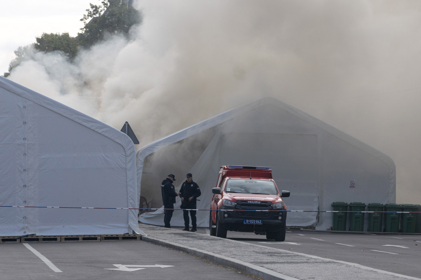 Poliser vid tältlägret utanför Serbiens parlament där skottlossning och en brand bröt ut på onsdagen. Foto: Marko Drobnjakovic/AP/TT