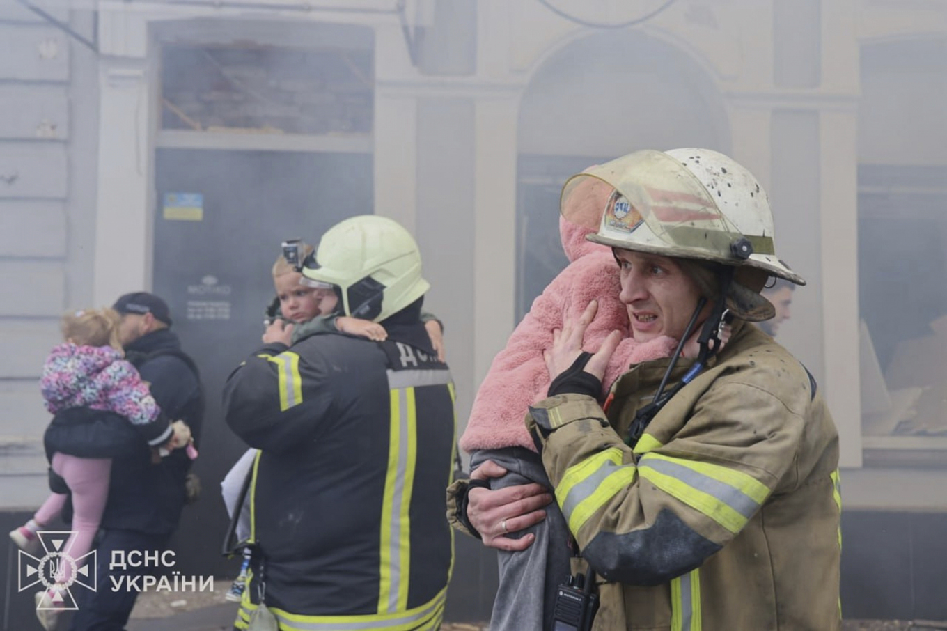 Barn evakueras sedan en förskola i Charkiv träffats av drönare tidigt på onsdagen. Bild publicerad av Ukrainas räddningstjänst. Foto:  Ukrainas räddningstjänst via AP/TT