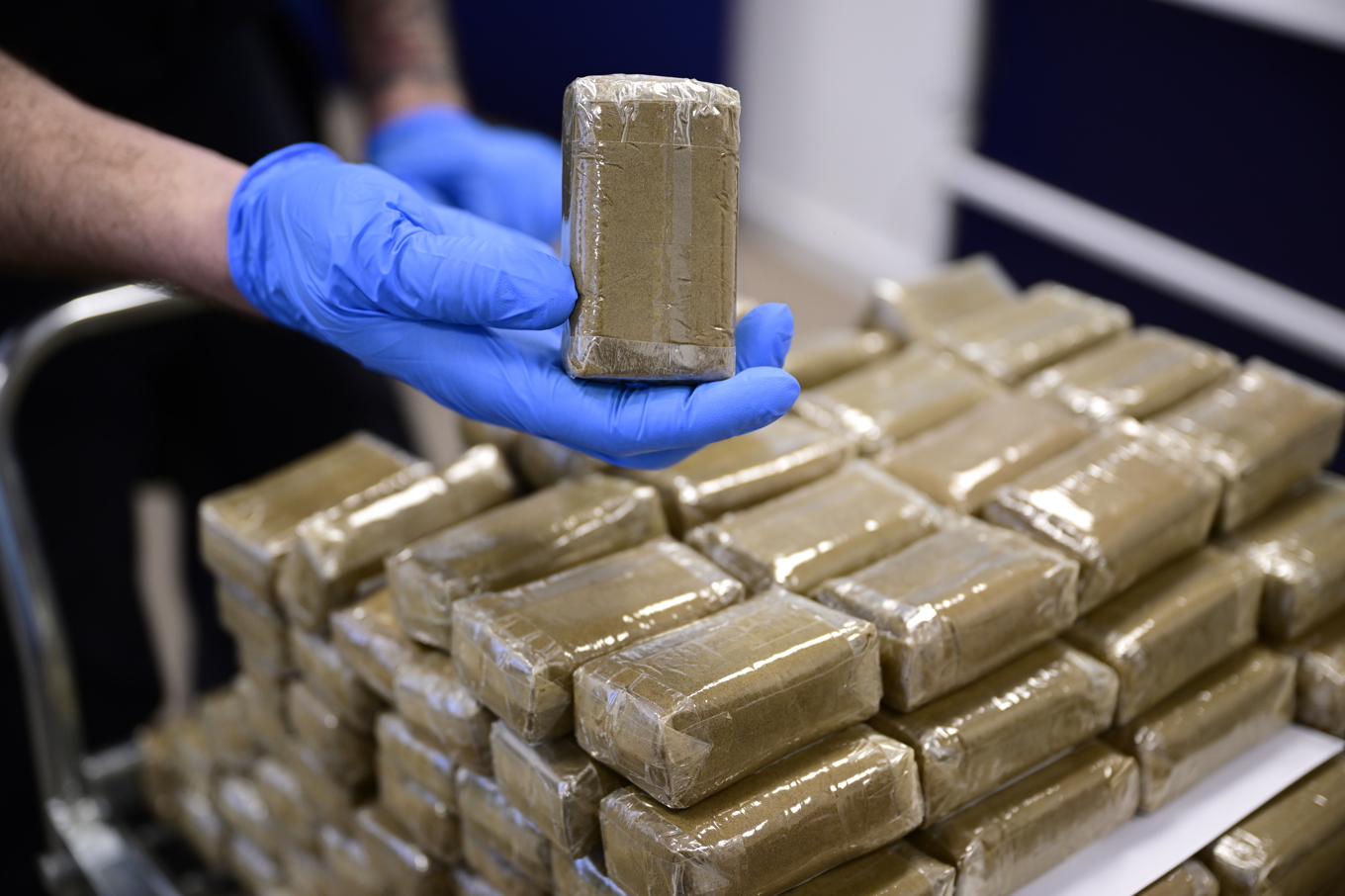 Beslagtagen cannabisharts visas upp vid en pressträff. Arkivbild. Foto: Johan Nilsson/TT