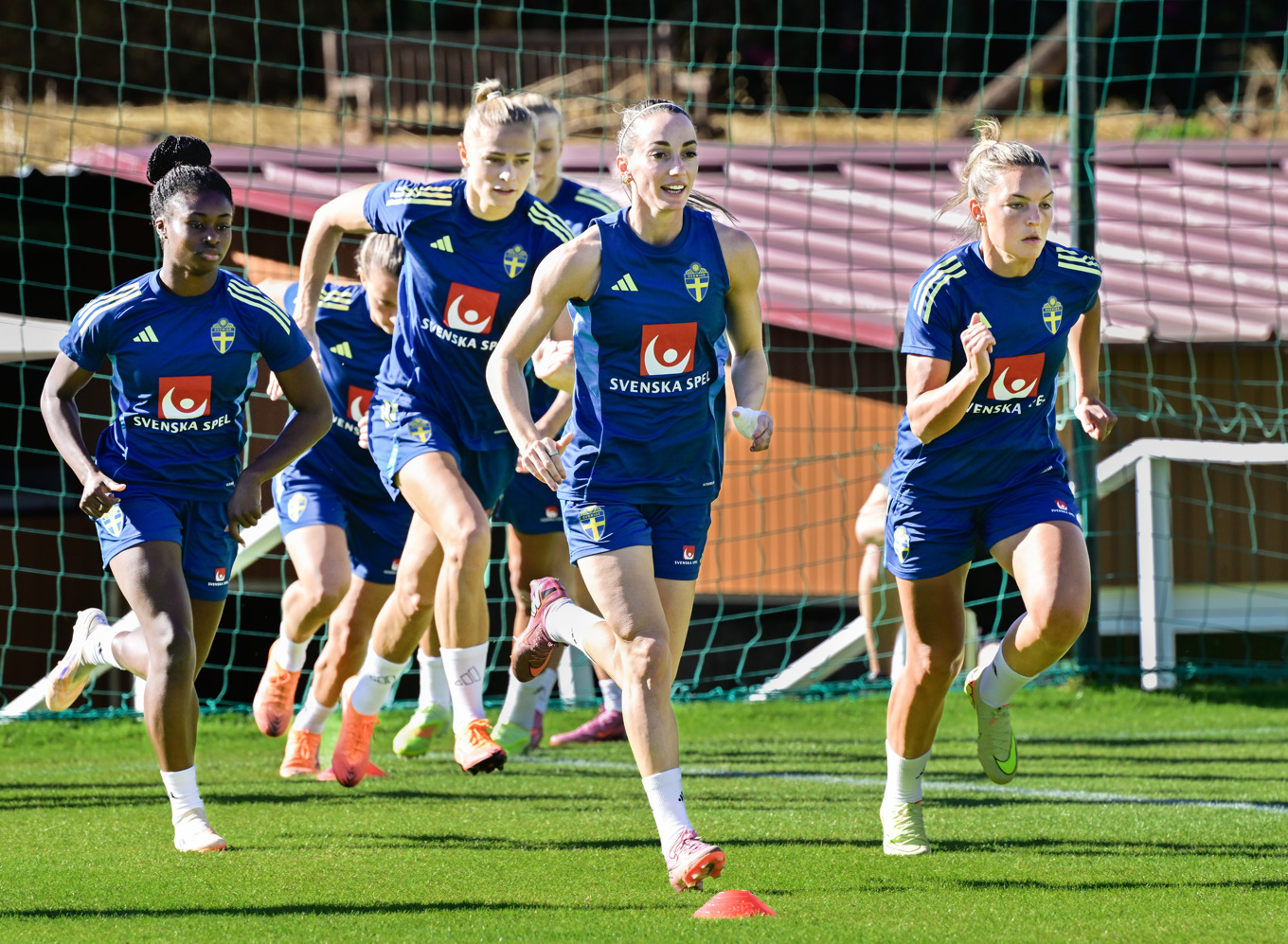 Monica Jusu Bah, Fridolina Rolfö, Kosovare Asllani och Johanna Rytting Kaneryd under torsdagens träning i Marbella. Tre av dem finns med i den tänkta startelvan mot Spanien Foto: Jonas Ekströmer/TT