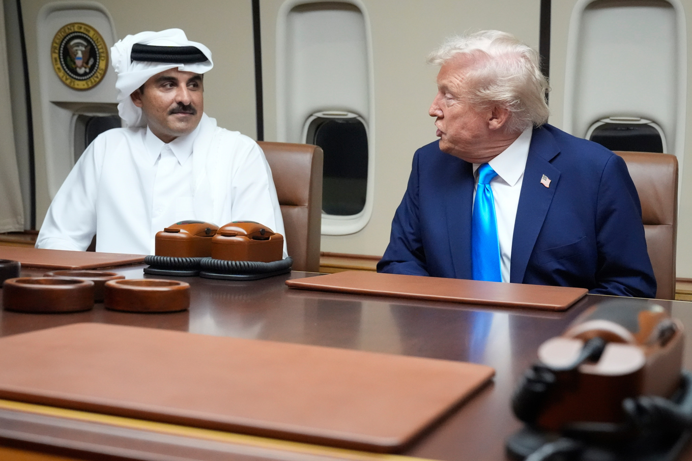President Donald Trump med Qatars Tamim bin Hamad al-Thani (till vänster) ombord på det amerikanska presidentplanet Air Force One. Foto: Mark Schiefelbein/AP/TT
